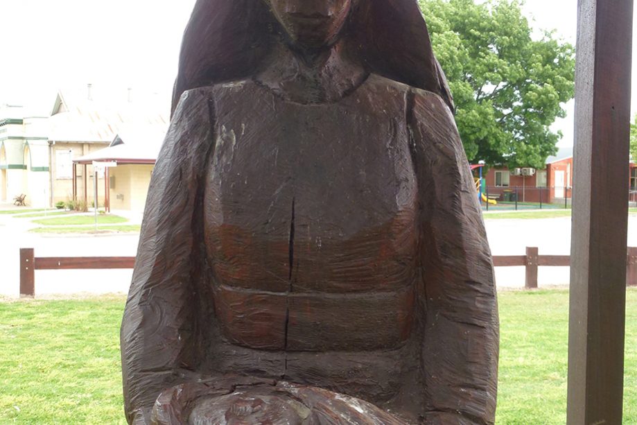 murray-river-study-tour-redgum-carving-of-nurse-rosen